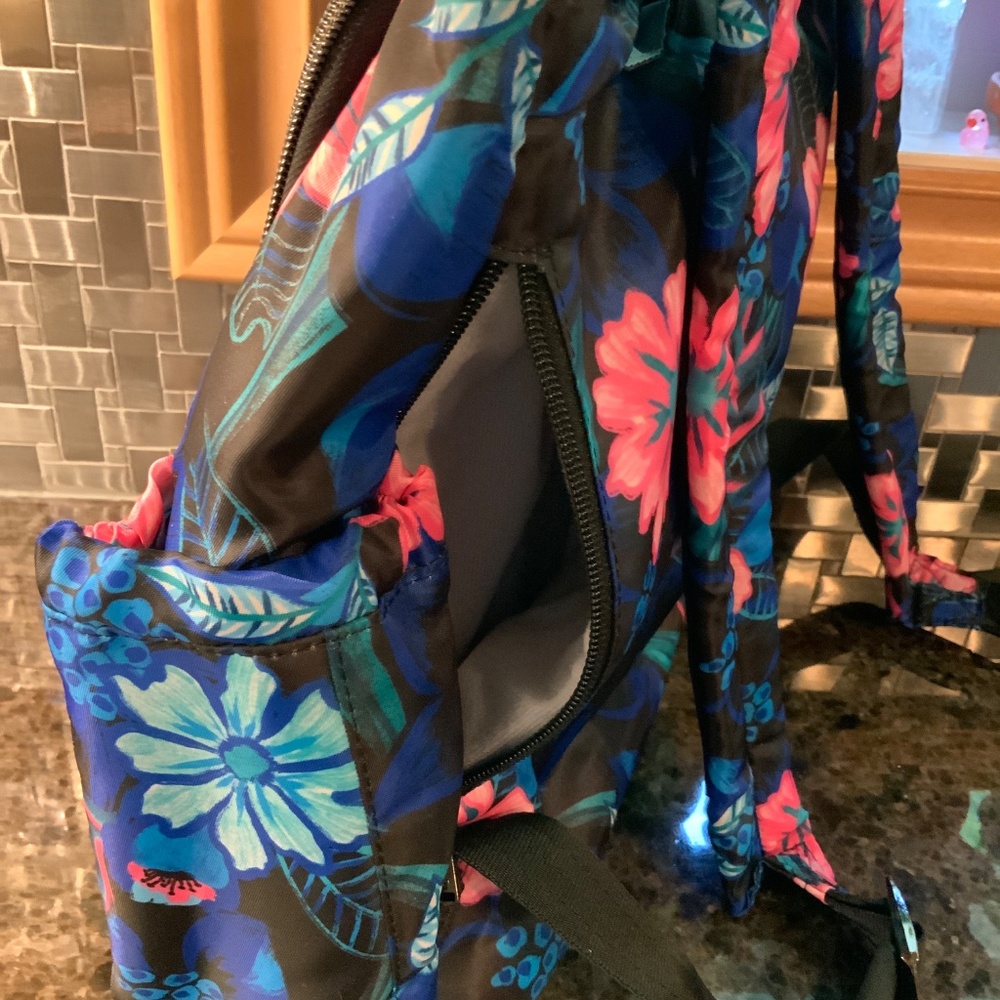 LUG - HATCHBACK - NWOT. RESORT BLACK - Picture 5 of 6